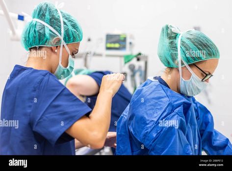 Download this stock image: Medical assistant helping a surgeon put on sterile clothes in an operating room . - 2B8PE12 from Alamy's library of millions of high resolution stock photos, illustrations and vectors. Get Better Grades, Better Grades, Operating Room, Medical Assistant, Online Tutoring, Image Processing, Get Better, Put On, Chemistry