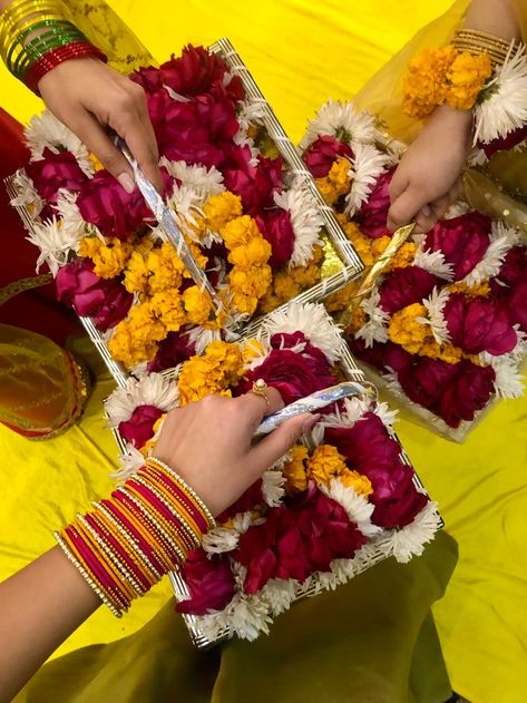 Pakistani Mehndi Decor, Dholki Ideas, Haldi Ceremony Decorations, Mehndi Function, Mehendi Decor Ideas, Wedding Gift Pack, Most Paused Movie Scenes, Desi Wedding Decor, Mehndi Decor