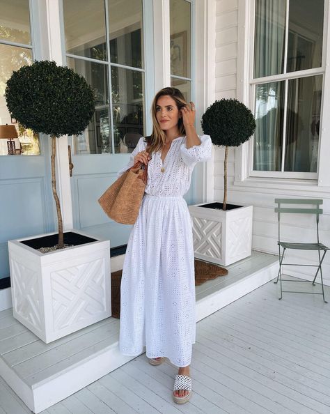 Casual Feminine Outfits, Sea Outfit, Feminine Summer Outfits, Wardrobe Overhaul, Feminine Summer, Sea Dress, Southern Fashion, Julia Berolzheimer, Flowy Summer Dresses