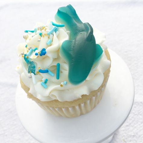 Shark cupcake Shark Cupcakes, Pastel Cupcakes, Shark Cake, Character Board, Cute Baking, Fun Socks, Anime Food, Shark Week, Birthday Food