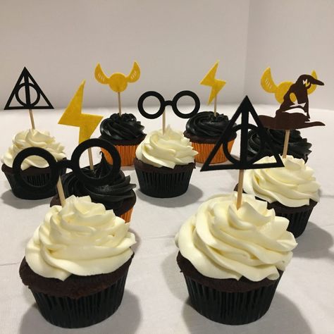 Harry Potter Cupcakes, Black Frosting, Cream Cheese Buttercream Frosting, Cumpleaños Harry Potter, Piping Frosting, Cream Cheese Buttercream, Festa Harry Potter, Cupcake Tins, White Frosting