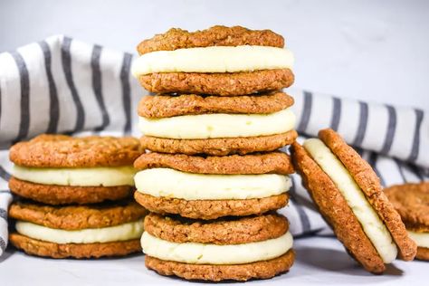 Homemade oatmeal cream pies! This easy oatmeal cream pies recipe features a pair of soft oatmeal cookies, with smooth, sweet creme sandwiched in the middle. A nostalgic homemade version of a childhood favorite. Oatmeal Cream Pies Recipe, Homemade Oatmeal Cream Pies, Soft Oatmeal Cookies, Soft Cookies, Oatmeal Cream Pies, Homemade Oatmeal, Cream Pies, Easy Oatmeal, Oatmeal Cream