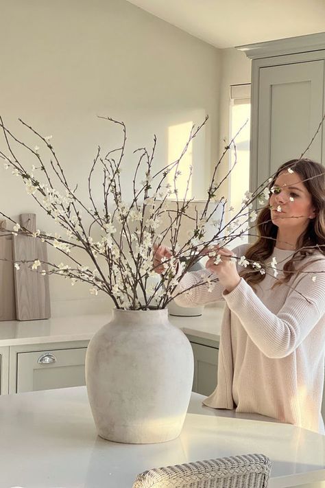 Large Vases Decor Ideas, White Vase Decor, Large White Vase, Ceramic Vases Decor, Large Vases Decor, Vase With Branches, Large Glass Vase, Vase Deco, Flower Vase Arrangements