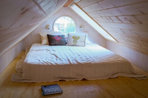 Vina Lustado Sol Haus Design Tiny House - 0017 Small Attic Bedroom Designs, Small Loft Bedroom, Tiny House Bed, Small Attic Bedroom, Attic Bedroom Small, Små Rum Lidt Plads, Attic Bedroom Designs, Casa Loft, Attic Loft