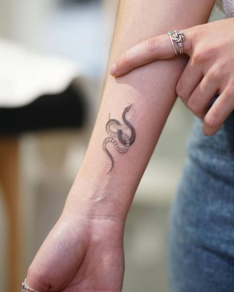 Flash Day Tattoo, A Snake Tattoo, Snake Tattoo Meaning, Small Snake Tattoo, Tattoo Snake, Serpent Tattoo, Snake Tattoos, Snake Tattoo Design, Elbow Tattoos