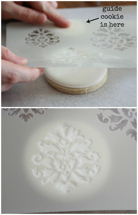 How to stencil on cookies - Sweet Sugarbelle - http://www.sweetsugarbelle.com/2012/10/pretty-stenciled-damask-cookies/ Royal Icing In Silicone Molds, Round Cookie Decorating, Fondant Cookies Ideas, Royal Icing Recipes, Stencil Cookies, Cookie Tips, Cookie Techniques, Cookies Royal Icing, Sweet Sugarbelle