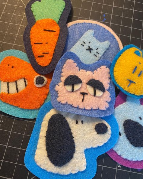 I've been experimenting with felt and sewing a lot lately so here's some sew in felt patches I've made as a low stress activity for myself <3 It's nice to make something and not worry too much about the outcome. These will be available on etsy with the rest of my drop this weekend on April 27th! . . . #etsy #etsyshop #patches #sewonpatch #sewing #embroidery #embroideryart #sewingproject #sewingaddict #feltcraft #feltanimals #feltart #feltlove #critterart #animalart #cuteart #cuteanimals #carr... Felt Sheets Crafts, How To Make Felt Animals, Hand Sewn Patches, Things To Sew With Scraps, Things To Hand Sew, No Sew Felt Crafts, Cricut Felt Projects, Mini Sewing Projects, Flannel Crafts