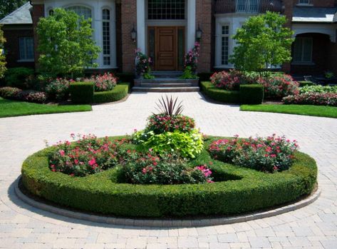 17 Brilliant Front Yard Landscape Design Ideas Circle Driveway Landscaping, Circular Garden, Front Yard Landscape Design, Circle Driveway, Driveway Entrance Landscaping, Front Lawn Landscaping, Front Yard Landscape, Landscape Design Ideas, Modern Front Yard