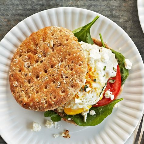 This veggie-packed breakfast sandwich delivers a healthy serving of protein plus fresh vegetables on low-carbohydrate sandwich bread. Feta Breakfast, Easy Mediterranean Recipes, Mediterranean Diet Breakfast, Mediterranean Breakfast, Breakfast Sandwich Recipes, Breakfast Low Carb, Easy Mediterranean Diet Recipes, Egg Sandwich, Low Carb Diets