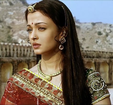 Aishwarya Rai As Jodha, Jodha Akbar Aishwarya Rai Aesthetic, Aishwarya Rai Traditional Look, Jodhaa Akbar Aesthetic, Aishwarya Aesthetic, Jodha Akbar Aesthetic, Jodha Akbar Aishwarya Rai, Rajastani Attire, Aishwarya Rai Jodha Akbar