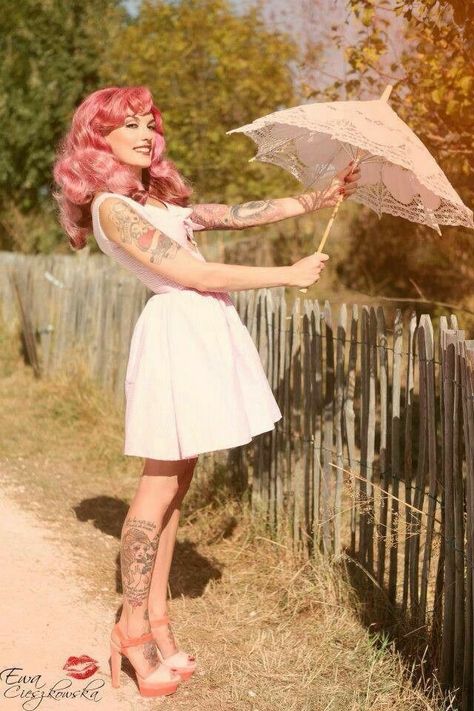 Pinup Pink Hair And Tattoos, Doris Mayday, Moda Pin Up, Mode Pin Up, Persian Girl, Mode Rockabilly, 50s Photos, Burlesque Vintage, Rockabilly Mode