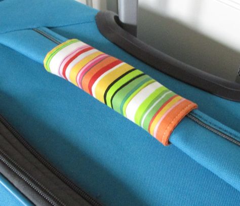 Learn how to make your own fabric luggage handle wrap with this step by step sewing tutorial. A quick and easy way to help identify your luggage. Diy Luggage Strap, Luggage Handle Wrap Diy, Diy Luggage Identifier, Diy Luggage Tag, Diy Luggage Tags, Luggage Tags Diy, Make Your Own Fabric, Luggage Identifiers, Luggage Handle Wrap