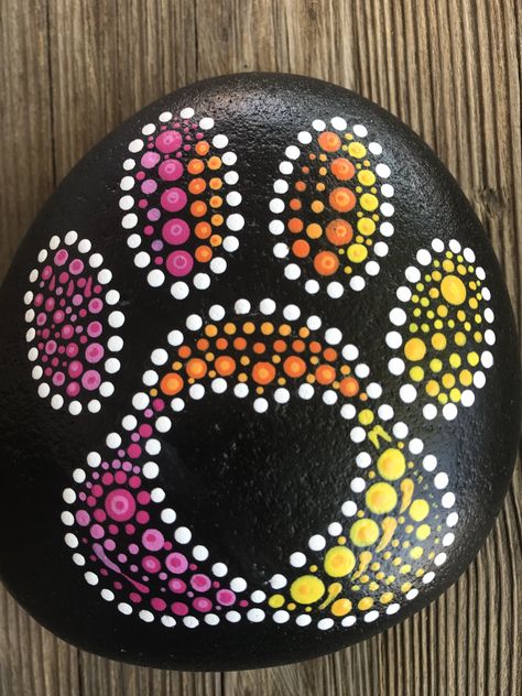 Dot Rock Painting Easy, Dot Art Painting Patterns Owl, Mandala Rocks Pattern, Mandala Stones Pattern Dot Painting, Mandela Stones Rock Art, Dog Paw Rock Painting, Painted Rocks Dots Easy, Mandala Dot Painting Animals, Dot Painting Stones