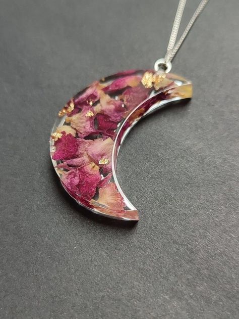 Dried Rose Jewelry, Resin Rose Petals, Resin Necklace Pendant, Flower Petal Jewelry, Resin Pendant Diy, Goth Gifts, Cottagecore Gifts, Pressed Flower Crafts, Resin Crafts Tutorial