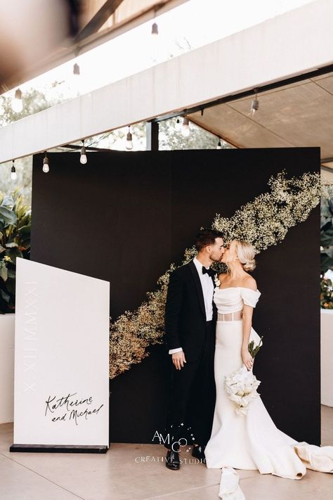 Black And White Wedding Decor, Simple Black And White Wedding, White Welcome Sign, Black Wedding Decorations, Black And White Wedding Theme, White Weddings Reception, Modern Wedding Reception, White Wedding Decorations, Wedding Reception Backdrop