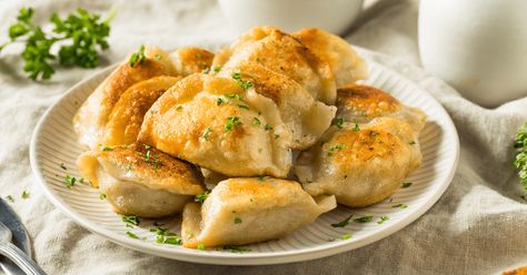 Perogies are classic comfort food. Often stuffed with mashed potatoes, fried onions, sauerkraut, bacon, mushrooms, and cheese. To complete the meal, here are 10 savory side dishes for a dinner you won't soon forget! بطاطس مهروسة, Frozen Pierogies, One Bite Appetizers, Pierogi Recipe, Fermented Cabbage, Appetizer Bites, Polish Recipes, European Food, Fried Onions