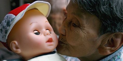 Nursing homes are giving Alzheimer's patients baby dolls as a form of therapy #homehealthcare  #seniorliving  #benningtonhhc  #nutrition  #sanmarcos  #newbraunfels  #austin Caregiver Checklist, Caregiver Appreciation, Caring For Aging Parents, Caregiver Quotes, Alzheimers Activities, Alzheimer Care, Caregiver Burnout, Doll Therapy, Caregiver Resources