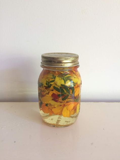 Dried Marigold Uses, Marigold Recipes, Marigold Uses, Native Recipes, Rhubarb Cordial, Eating Flowers, Vegetarian Pasta Dishes, Cape Gooseberry, Italian Cuisine Recipe