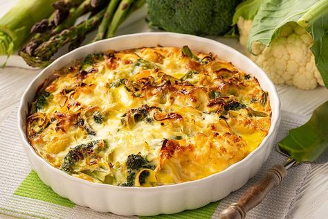 This Easy Broccoli, Asparagus & Cauliflower Gratin Recipe Is What to Serve With That Easter Ham | Side Dishes | 30Seconds Food Asparagus Casserole Recipes, Sauce Cheddar, Asparagus Casserole, Cauliflower Casserole Recipes, Vegetable Casserole Recipes, Broccoli Cheese Casserole, Cauliflower Gratin, Cheddar Cheese Sauce, Cauliflower Recipe