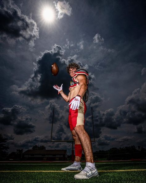 Senior Football Photography, Football Senior Pictures, Football Poses, Senior Football, Football Fever, Football Photography, Basketball Photography, Football Photos, Flag Football