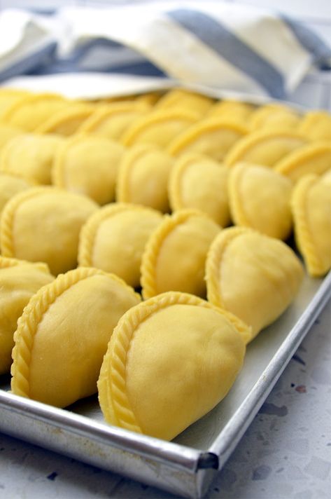 Curry Pot Pie, Pinoy Kakanin, Asian Deserts, Curry Puff Recipe, Curry Bread, Malaysian Curry, Curry Puffs, Curry Puff, Malaysian Dessert