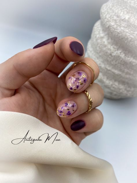 Manicura semipermanente morada con acabado mate y con decoracion de flores moradas y pan de oro. Ideas U�ñas, Gold Nail Art, Christmas Gel Nails, Nice Nails, Nail Art Hacks, Purple Nails, Beauty Nails, Purple Gold, Fun Nails