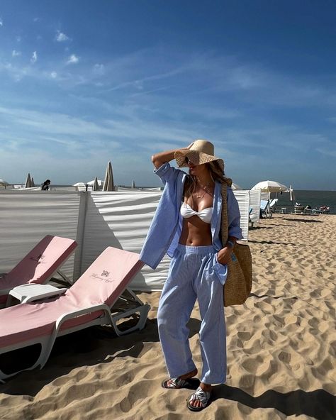 A day at the beach 🩵 I love heading to Knokke beach on these sunny days in Belgium. The beach setup is incredible—comfy beach clubs, seaside drinks, all in a chic atmosphere. The perfect way to gather friends and make beautiful summer memories 🫶🏼 #knokke #knokkeheistgram #BeachLife #knokkeheist #SummerVibes #knokkebeach #BeachTime #TravelGram #BeachDays Beach Setup, Strand Outfit, Beach Clubs, Summer Memories, Beach Time, Day At The Beach, Beautiful Summer, Beach Club, Beach Life