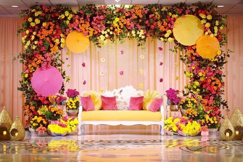 CHEZ ROSE FLORAL DESIGNS on Instagram: "Colorful Summer vibes 💕 . . #mehndi #mehndinight #colorful #mehndidesign #mehndidecor #mehndistage #chezrosefloraldesigns #teamchezrose #floraldesign #stagedesign #event #decor #design #beautiful #mehndilove #summervibes #eventdecor #mehndilook #eventdesign" Mayra Decoration Ideas, Mehandi Event Decoration, Mehendi Event Decor, Colorful Sangeet Decor, Mehndi Backdrop Stage Decorations, Mehandi Decoration Indian Weddings, Mayra Function Decoration, Mehendi Event Decoration, Mehndi Setup Decor