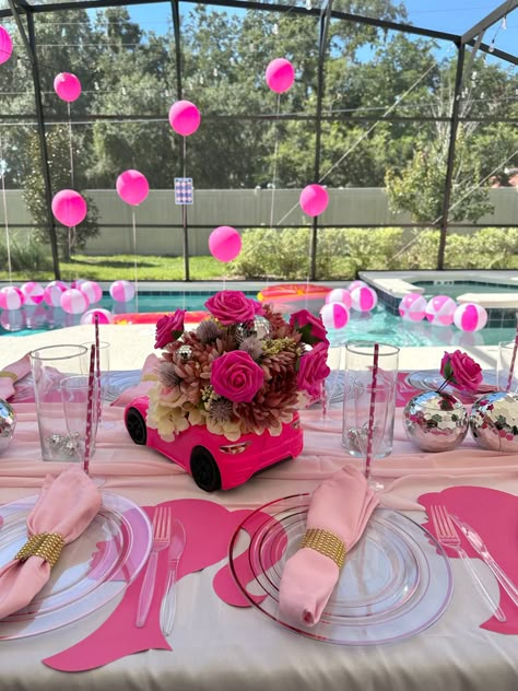 Barbie Team Party, Barbie Themed Graduation Party, Diy Graduation Party Decor, College Graduation Party Ideas, Barbie Twins, Barbie Centerpieces, Grad Decor, Barbie Pool Party, College Graduation Party