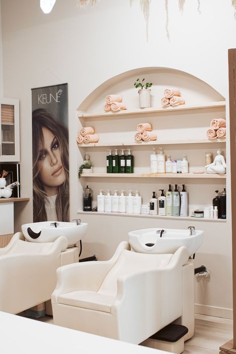 Salon Break Room Ideas, Hair Salon Reception Area, Salon Spa Interior Design, Salon Retail Display Ideas, Saloon Decor Interior Design, Hair Salon Interior Design Ideas, Luxury Salon Interior Design, Salon Decor Studio, Beauty Salon Interior Design