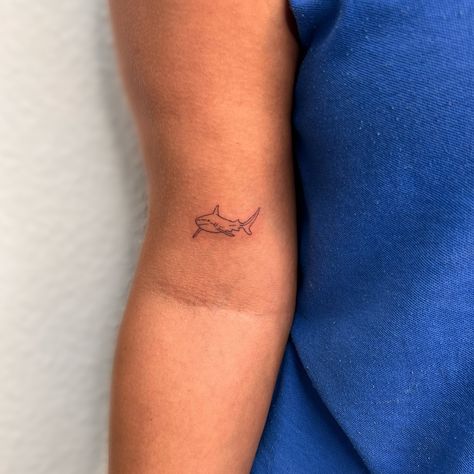 small shark tattoos • Instagram Hammerhead Shark Tooth Tattoo, Small Shark Fin Tattoo, Shark Tattoo Wrist, Simple Shark Tooth Tattoo, Dainty Shark Tattoo, Little Shark Tattoo, Mini Shark Tattoo, Shark Tattoo Small, Minimalist Shark Tattoo