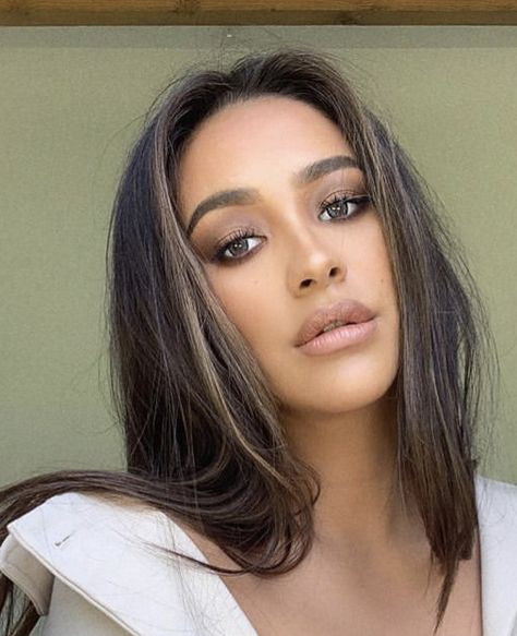 Face Framing Hair, Framing Highlights, Brunette Hair With Highlights, Selfie Inspo, Dark Hair With Highlights, Hair Streaks, Brown Hair Balayage, Front Hair Styles, Shay Mitchell