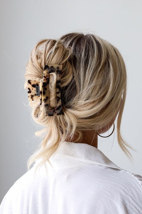 If you love to impress everyone with remarkable hairdos, then you'll want to add the Exquisite Stance Tortoise Acrylic Claw Hair Clip! This cute hair clip has an acrylic rectangle design with a hinged, claw-style closure. Throw your hair up with the Exquisite Stance Tortoise Acrylic Claw Hair Clip to instantly add a girly touch to your outfit! Acrylic Rectangle Shape Hinged, Claw-Style Closure One Size | Length 4" Different Hair Types, Claw Hair Clips, Medium Hair Styles, Hair Inspiration, Black Hair, Hair Clips, Blonde, Hair