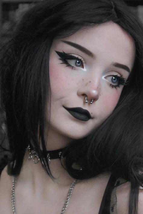 Emo Makeup Pictures, Casual Punk Makeup, Emo Inspired Makeup, Emo Punk Makeup, Egirl Goth Make Up, Egirl Makeup Hooded Eyes, Hot Goth Makeup Looks, Goth Makeup No Eyebrows, Milkgore Makeup