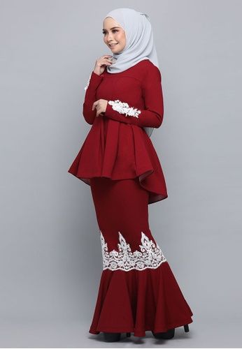 Ezra Peplum Kurung from ARCO in Red Ezra Peplum Kurung from ARCO in Red TOP- Peplum top- Roundneck lining- Concealed back zip- Long sleeves with zipper fastening- White 3D lace at sleeve... Check more at https://www.bajukurungmoden.net/ezra-peplum-kurung-from-arco-in-Red/ Gaun Peplum, Baju Peplum, Baju Kurung Moden, Kurung Moden, Gaun Fashion, Peplum Tops, Afghan Clothes, Red Top, Types Of Skirts