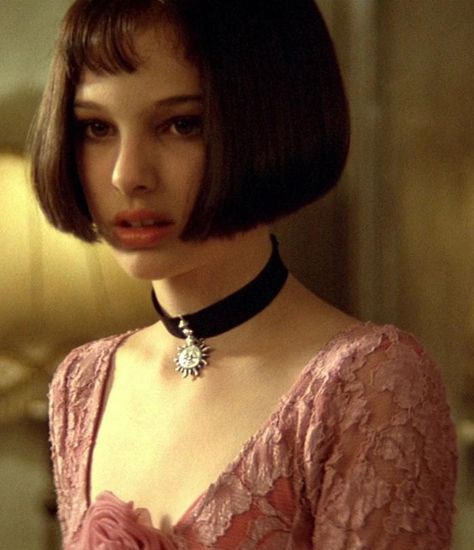 K Haircut, Natalie Portman The Professional, Natalie Portman Mathilda, Natalie Portman Leon, 2003 Aesthetic, Leon The Professional, Cute Hairstyles For School, Dance Wear Ballet, Romantic Photoshoot