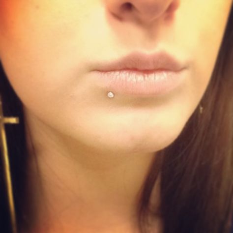 Diamond lip ring Lip Piercing Stud, Lower Lip Piercing, Lip Piercing Labret, Spiderbite Piercings, Facial Piercing, Piercing Girl, Lip Piercing Ring, Vertical Labret Piercing, Piercing Lip