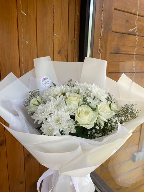 18th Birthday Bouquet Ideas, White Flower Bouquet Birthday, Flower Bookey, Bouquet Packaging, Flower Boquet, Glowing Flowers, Birthday Flowers Bouquet, White Flower Bouquet, Flower Flat