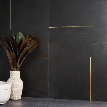 Black Backsplash, Matte Porcelain Tile, Brass Inlay, Appartement Design, Black Tiles, Commercial Flooring, Tile Work, Porcelain Flooring, Black Wall