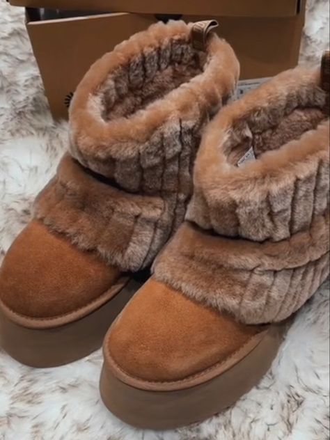 Cute Uggs, Boot For Women, Platform Boots Women, Mode Shoes, Pretty Shoes Sneakers, Ugg Mini, Ugg Classic Mini, Girly Shoes, Swag Shoes