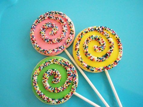 Cookie Pops Cookies On A Stick, Lollipop Cookies, Cinnamon Biscuits, Coconut Biscuits, Cookie Sticks, Classroom Birthday, Baby Shower Candy, Candyland Party, Summer Cookies