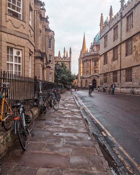 Oxford, England Explore the enchanting city of Oxford, renowned for its prestigious university, stunning architecture, and rich history. 🏛️✨ Known as the “City of Dreaming Spires,” Oxford offers a blend of academic excellence and picturesque charm that captivates visitors from around the world. Let’s delve into what makes this city a must-visit destination! 📚🌟 Key Facts about Oxford Historical Significance: Home to the University of Oxford, the oldest university in the English-speaking worl... Exchange Student Aesthetic London, Europe Study Abroad Aesthetic, Study Abroad England, Study Abroad Aesthetic, Study Abroad Europe, University Abroad, London 2023, Summer Abroad, Oxford Uk