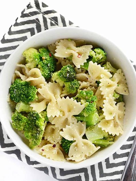 This insanely simple dinner Pasta And Broccoli, 3 Ingredient Dinners, Easy Recipes For College Students, Pasta Con Broccoli, Bow Tie Pasta, Eat On A Budget, Quick Pasta Recipes, Pasta Al Pesto, Quick Pasta