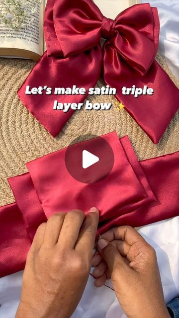 Satin Bow Tutorial, Satin Bow Diy, Homemade Hair Bows, Diy Hair Accessories Tutorial, Hair Ties Tutorial, Bow Hairstyles, Two Color Hair, Hair Bows Diy Ribbon, Hair Bow Video