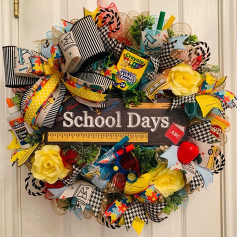 Back To School Wreaths Diy, Classroom Wreath Ideas, Back To School Wreaths For Teachers, Back To School Wreath Front Doors, Teacher Wreath Diy Classroom Door, Classroom Wreath Diy, Teacher Wreaths For Classroom, Back To School Wreaths, Teacher Door Wreaths