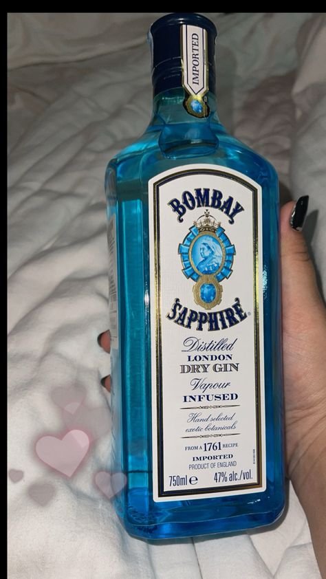 #alcohol #drink #drinking #drinkstagram #liquor #bombaysapphire #ginandtonic #iphonephotography #celebration #birthday #blurry Liquor Aesthetic, Drinks Aesthetic, Alcoholic Punch, Shots Alcohol, Liquor Drinks, Alcohol Aesthetic, London Dry Gin, Celebration Birthday, Dry Gin