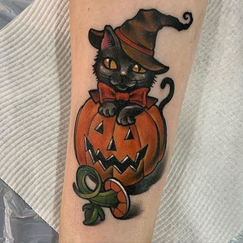 Halloween Tattoo Ideas, Tattoo Pierna, Pumpkin Tattoo, Autumn Tattoo, Hello Kitty Tattoos, Inspiration Tattoo, Tattoos Geometric, Spooky Tattoos, Halloween Tattoo