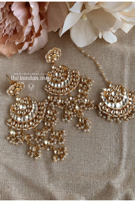 Tikka And Earring Set, Pakistani Jewelry Simple, Indian Jewellery Photography, Desi Ornaments, Pakistani Jewelry Earrings, South Asian Jewelry, Desi Jewelry, Pakistani Jewellery, Bridal Jewellery Set