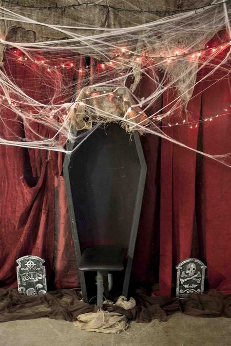 Vampire Halloween Party, Booths Ideas, Porta Halloween, Halloween Fotos, Soirée Halloween, Vampire Party, Dekorasi Halloween, Cheap Diy Halloween Decorations, Halloween Photo Booth