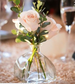 Simple Bud Vase Centerpiece, Rosette Tablecloth, Bud Vase Centerpiece, Wedding Floral Centerpieces, Mod Wedding, Deco Floral, Wedding Table Settings, Wedding Table Centerpieces, Flower Centerpieces